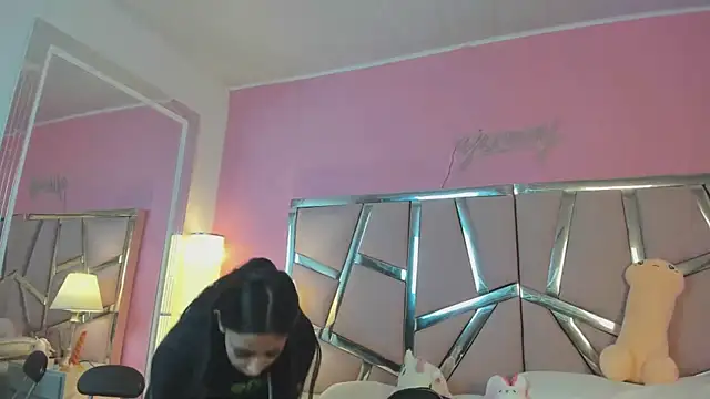 Snapshot of Bonniepark chatting on 02/12/25, 12:01 Bonniepark online show from 02/12/25, 12:01