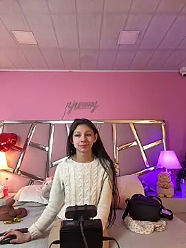 Snapshot of Bonniepark chatting on 02/17/25, 12:05 Bonniepark online show from 02/17/25, 12:05