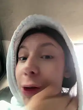 Snapshot of Bonniepark chatting on 03/17/25, 12:04 Bonniepark online show from 03/17/25, 12:04