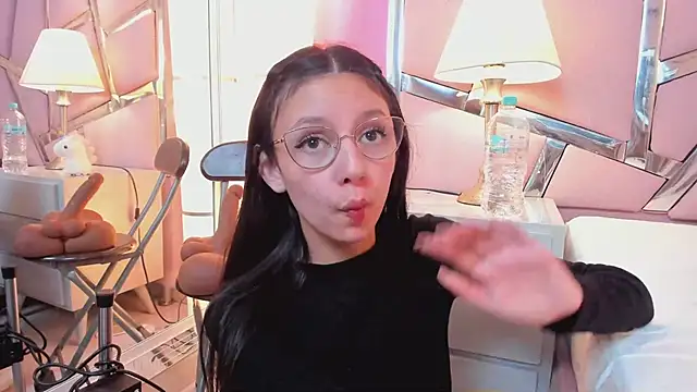 Snapshot of Bonniepark chatting on 03/19/25, 12:01 Bonniepark online show from 03/19/25, 12:01