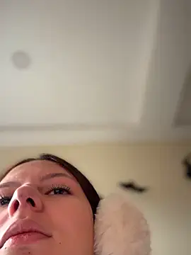 Snapshot of Bonniepark chatting on 10/22/25, 12:38 Bonniepark online show from 10/22/25, 12:38