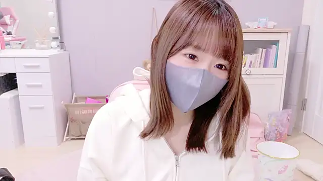 Snapshot of Yui-Ch chatting on 03/05/25, 11:17 Yui-Ch online show from 03/05/25, 11:17