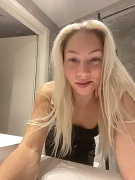 Snapshot of LuisaBecker chatting on 12/11/24, 02:00 LuisaBecker online show from 12/11/24, 02:00