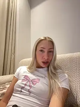 Snapshot of LuisaBecker chatting on 12/12/24, 02:44 LuisaBecker online show from 12/12/24, 02:44