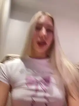 Snapshot of LuisaBecker chatting on 12/12/24, 05:48 LuisaBecker online show from 12/12/24, 05:48