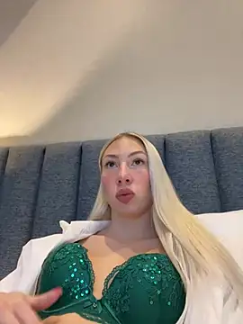 Snapshot of LuisaBecker chatting on 12/24/24, 01:39 LuisaBecker online show from 12/24/24, 01:39