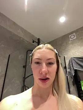 Snapshot of LuisaBecker chatting on 01/01/25, 09:07 LuisaBecker online show from 01/01/25, 09:07