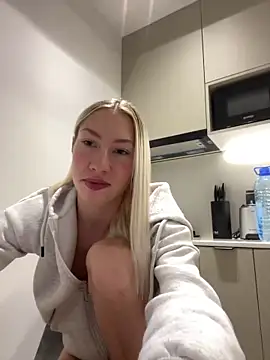 Snapshot of LuisaBecker chatting on 01/02/25, 03:19 LuisaBecker online show from 01/02/25, 03:19
