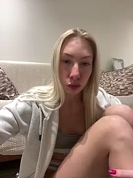 Snapshot of LuisaBecker chatting on 01/02/25, 06:34 LuisaBecker online show from 01/02/25, 06:34