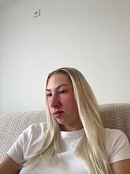 Snapshot of LuisaBecker chatting on 01/27/25, 10:27 LuisaBecker online show from 01/27/25, 10:27