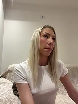 Snapshot of LuisaBecker chatting on 02/08/25, 05:08 LuisaBecker online show from 02/08/25, 05:08