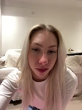 Snapshot of LuisaBecker chatting on 02/10/25, 03:10 LuisaBecker online show from 02/10/25, 03:10