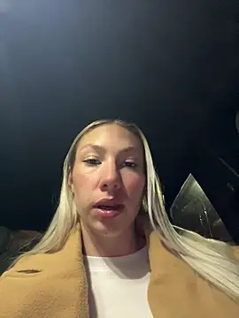Snapshot of LuisaBecker chatting on 02/13/25, 06:27 LuisaBecker online show from 02/13/25, 06:27