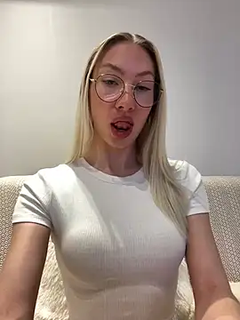 Snapshot of LuisaBecker chatting on 02/26/25, 06:43 LuisaBecker online show from 02/26/25, 06:43