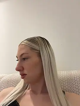 Snapshot of LuisaBecker chatting on 03/10/25, 05:18 LuisaBecker online show from 03/10/25, 05:18