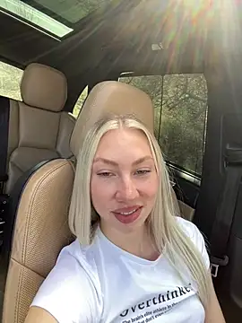 Snapshot of LuisaBecker chatting on 03/17/25, 11:21 LuisaBecker online show from 03/17/25, 11:21