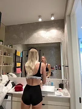 Snapshot of LuisaBecker chatting on 09/09/25, 06:35 LuisaBecker online show from 09/09/25, 06:35