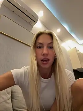 Snapshot of LuisaBecker chatting on 10/02/25, 03:52 LuisaBecker online show from 10/02/25, 03:52