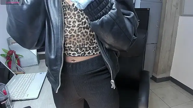 Snapshot of xenia_golden chatting on 09/29/25, 12:54 xenia golden online show from 09/29/25, 12:54