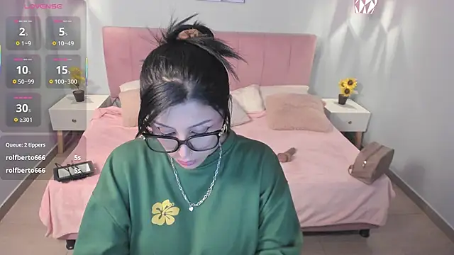 Snapshot of tiffani__love chatting on 03/22/25, 06:03 tiffani love online show from 03/22/25, 06:03