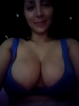 Snapshot of tiffani__love chatting on 10/08/25, 01:25 tiffani love online show from 10/08/25, 01:25