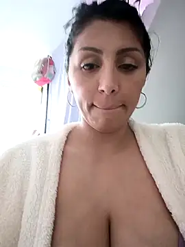 Snapshot of tiffani__love chatting on 11/04/25, 06:18 tiffani love online show from 11/04/25, 06:18