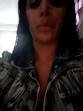 Snapshot of tiffani__love chatting on 11/28/25, 09:06 tiffani love online show from 11/28/25, 09:06