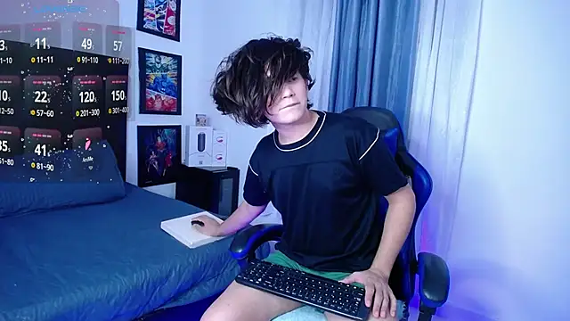 Snapshot of andyboy- chatting on 10/01/25, 11:33 andyboy- online show from 10/01/25, 11:33