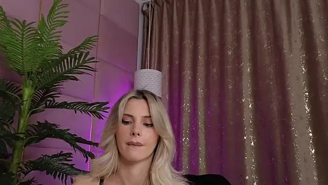 Elliblue online show from 10/18/25, 12:57