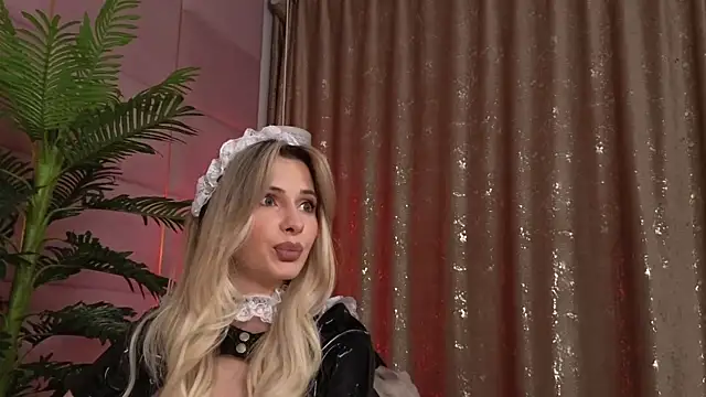 Elliblue online show from 10/31/25, 10:33