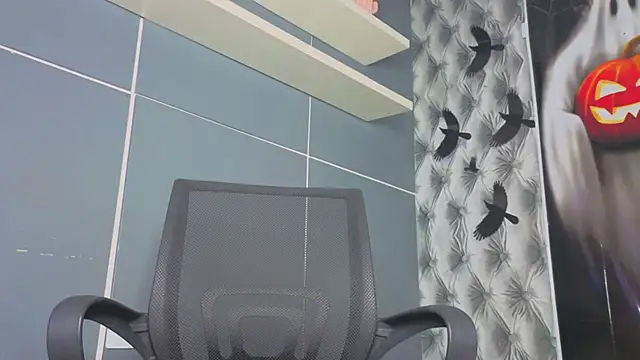 Snapshot of Hilary-banks chatting on 10/13/25, 05:18 Hilary-banks online show from 10/13/25, 05:18