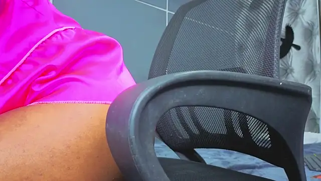 Snapshot of Hilary-banks chatting on 10/24/25, 04:53 Hilary-banks online show from 10/24/25, 04:53