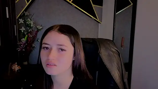 Snapshot of almma_shy chatting on 10/11/25, 03:32 almma shy online show from 10/11/25, 03:32