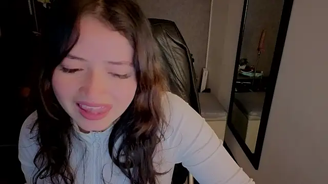 Snapshot of almma_shy chatting on 10/16/25, 01:12 almma shy online show from 10/16/25, 01:12