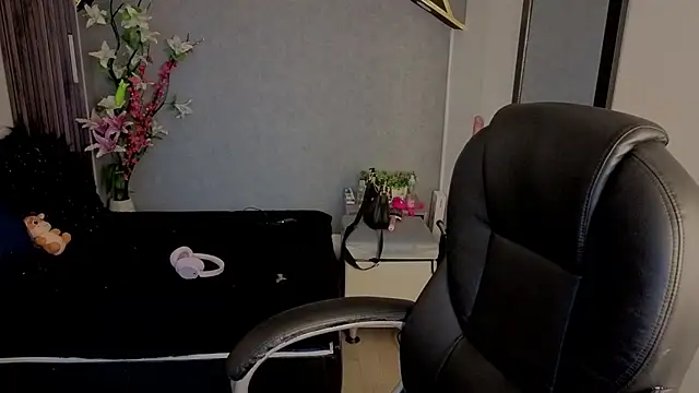 Snapshot of almma_shy chatting on 10/22/25, 01:22 almma shy online show from 10/22/25, 01:22