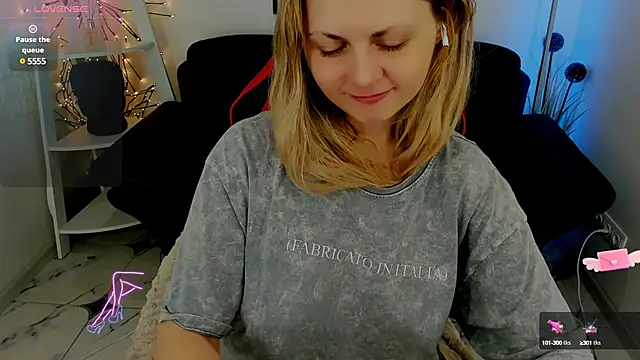 Snapshot of SmilingEmily_ chatting on 03/14/25, 10:39 SmilingEmily online show from 03/14/25, 10:39