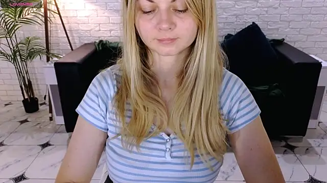Snapshot of SmilingEmily_ chatting on 10/04/25, 06:11 SmilingEmily online show from 10/04/25, 06:11