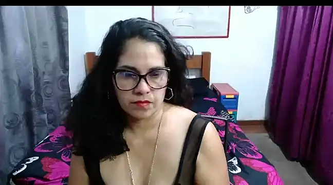Snapshot of Mistresskloe01 chatting on 12/12/24, 12:44 Mistresskloe01 online show from 12/12/24, 12:44