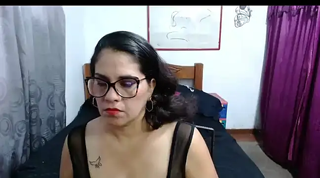 Snapshot of Mistresskloe01 chatting on 12/16/24, 01:11 Mistresskloe01 online show from 12/16/24, 01:11