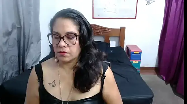 Snapshot of Mistresskloe01 chatting on 02/07/25, 12:28 Mistresskloe01 online show from 02/07/25, 12:28