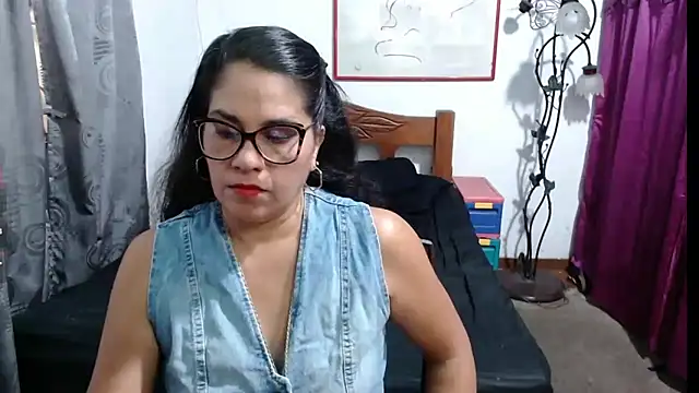 Snapshot of Mistresskloe01 chatting on 03/04/25, 12:44 Mistresskloe01 online show from 03/04/25, 12:44