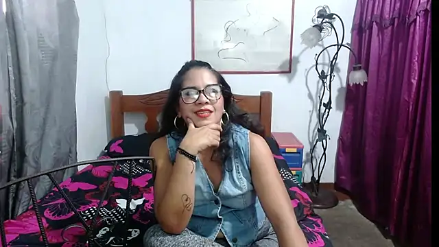 Snapshot of Mistresskloe01 chatting on 03/14/25, 01:02 Mistresskloe01 online show from 03/14/25, 01:02