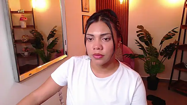 Snapshot of angela_santana_ chatting on 12/21/24, 12:20 angela santana online show from 12/21/24, 12:20