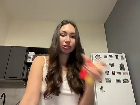 GIGI BENNET online show from 12/04/25, 05:39