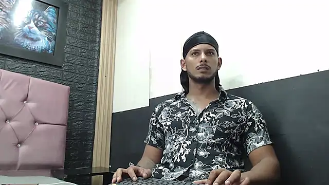 Snapshot of Chris_Dick23 chatting on 10/17/25, 04:37 Chris Dick23 online show from 10/17/25, 04:37