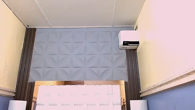 Nicole Ramires online show from 10/23/25, 04:28