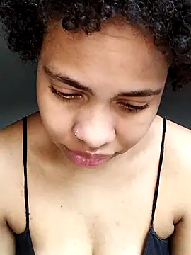 Snapshot of Su_Duarte_1 chatting on 10/17/25, 05:37 Su Duarte 1 online show from 10/17/25, 05:37