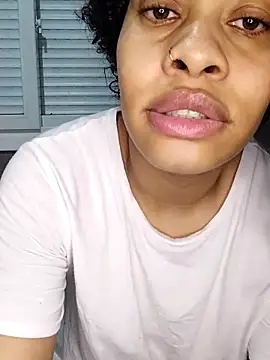 Snapshot of Su_Duarte_1 chatting on 11/16/25, 01:33 Su Duarte 1 online show from 11/16/25, 01:33