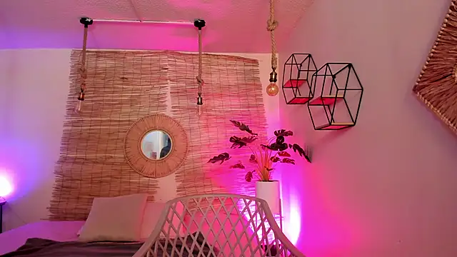 April bowie online show from 01/25/25, 11:44