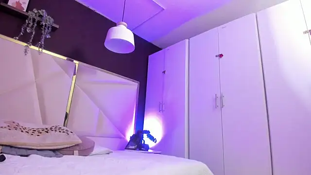 April bowie online show from 10/28/25, 11:14